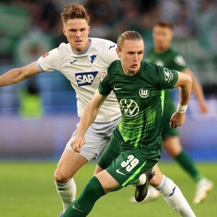 Patrick Wimmer vom VfL Wolfsburg am Ball