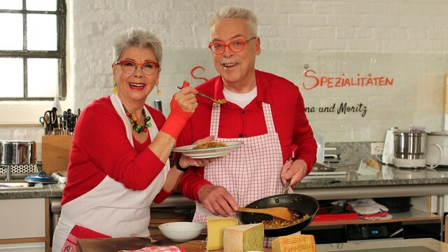 Martina und Moritz bereiten in ihrer Küche Schweizer Spezialitäten zu
