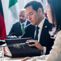 U.S. Secretary of State Marco Rubio, rechts daneben die deutsche Außenministerin Annalena Baerbock, beim G7-Außenministertreffen im kanadischen La Malbaie, Quebec,  am 13. März 2025