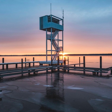 Berliner Müggelsee mit Sprungturm beim Sonnenuntergang im Winter (Bild: picture alliance/Westend61/Anke Scheibe)