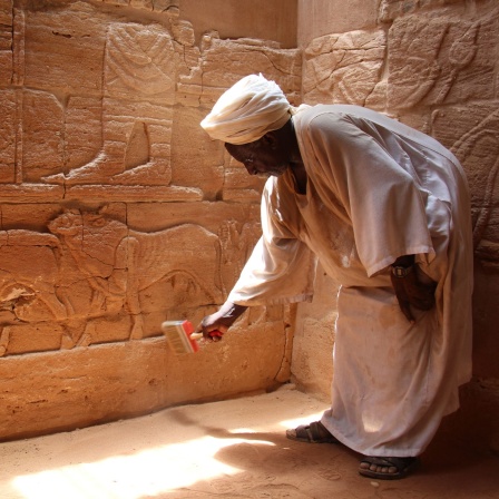 Mustafa Ebeid-Allah, Wächter, beim Reinigen von Reliefs, Musawwarat es-Sufra, Sudan