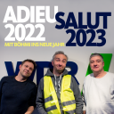 Henning Bornemann, Jan Böhmermann in gelber Warnweste und Axel Naumer posieren locker vor dem WDR5-Logo auf dem Flur der WDR-Arkaden