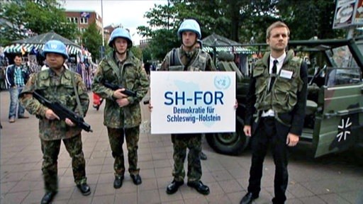 Tobias Schlegl zusammen mit Soldaten des UN-Kommandos "SH-FOR" in Kiel