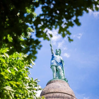 Das Hermannsdenkmal in Detmold trägt ein Trikot des DSC Arminia Bielefeld.