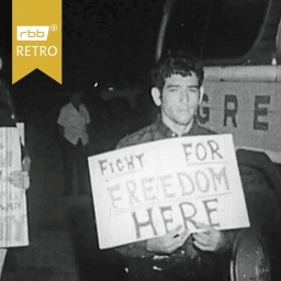 amerikanischer Student hält Protestschild "Fight for freedom here" (Quelle: rbb)