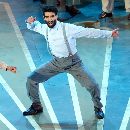 Zwei tanzende Männer zum Song Naatu Naatu, der den Golden Globe gewann 