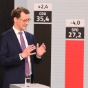 Hendrik Wüst, der bisherige NRW-Ministerpräsident und CDU-Spitzenkandidat für die Landtagswahl in Nordrhein-Westfalen, spricht in einem Fernsehstudio im Landtag am Abend der Landtagswahl in Nordrhein-Westfalen. I