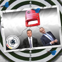 Eine Bildmontage zeigt eine Notbremse in einem Zug. Am Griff hängen das Wappen des Deutschen Fußball-Bundes DFB, GDL-Chef Claus Weselsky und CDU-Chef Friedrich Merz.
