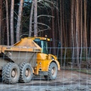 Ein Baufahrzeug steht vor einem Waldstück auf dem Tesla Gelände (28.10.2022)