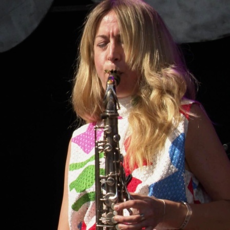 Stephanie Lottermoser spielt Saxophon