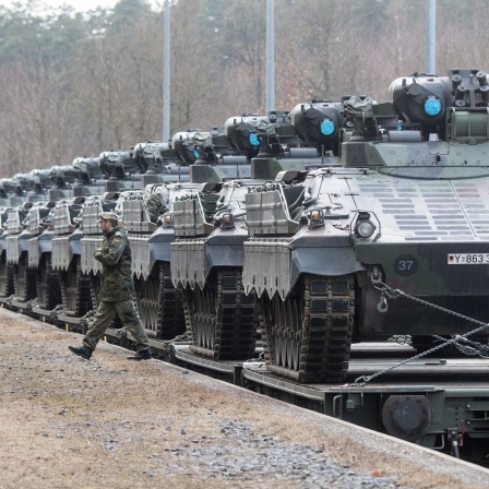 Schützenpanzer des Typs Marder werden auf einen Zug verladen.