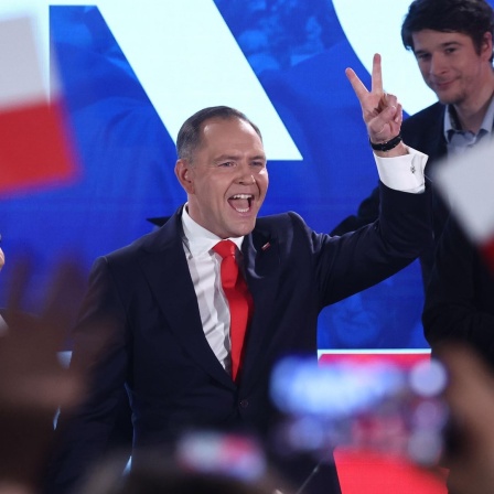 Der polnische Präsidentschaftskandidat Karol Nawrocki (M) gewinnt die Präsidentschaftswahl in Polen.