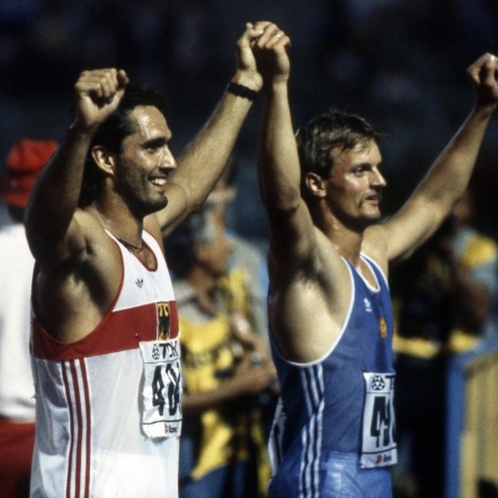 Siegfried Siggi, Sigi WENTZ, Deutschland, GER, BRD, links, 2. Platz, Leichtathletik, Leichtathlet, Zehnkampf, Zehnkaempfer, jubelt zusammen mit Torsten VOSS, DDR, GDR, 1. Platz, Weltmeister, bei der Leichtathletik-WM in Rom, 04.09.1987, *** Siegfried Sigg