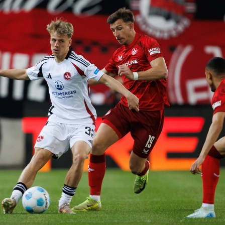 Tim Janisch vom 1. FC Nürnberg am Ball