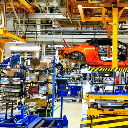 Halbfertige Fahrzeuge in der Produktion einer Renault-Fabrik in Dieppe (Nordfrankreich).