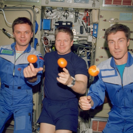 Die erste internationale Besatzung der ISS im Dezember 2000: Yuri P. Gidzenko, William M. Shepherd und Sergei K. Krikalev (v.l.)