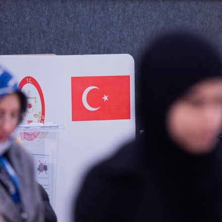 Wählerinnen geben im Türkischen Generalkonsulat ihre Stimme für die Parlaments - und Präsidentenwahl in der Türkei ab.