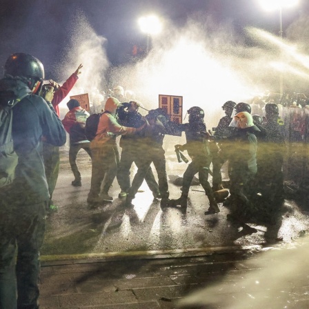 Türkische Polizisten und Demonstrierende stoßen zusammen.