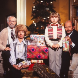 Familie Hoppenstedt unterm Weihnachtsbaum.