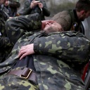 Ein verletzter ukrainischer Soldat wird in das Militärkrankenhaus von Charkiw translportiert
