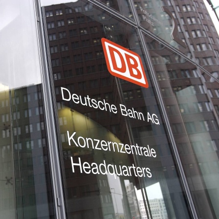 Glasfront der DB-Konzernzentrale mit Konzernlogo in Berlin