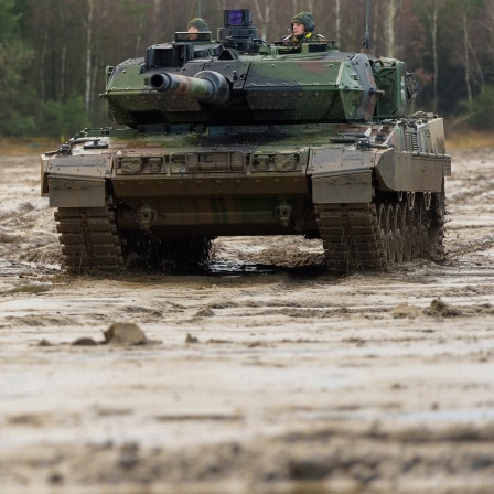 Kampfpanzer der Bundeswehr vom Typ Leopard 2 A7V fahren über den Truppenübungsplatz.