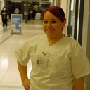 Krankenpflegerin Aranis posiert in der Charité in Berlin für ein Foto.