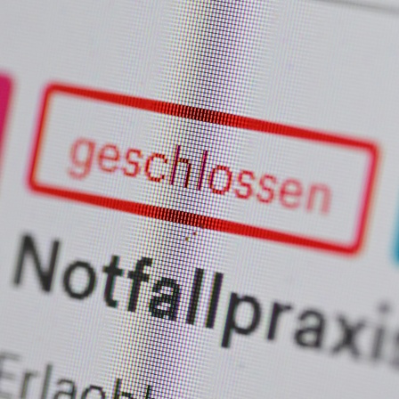 Auf einer Internetseite für Arztpraxen im ärztlichen Bereitschaftsdienst ist ein Hinweis auf eine Notfallpraxis dargestellt