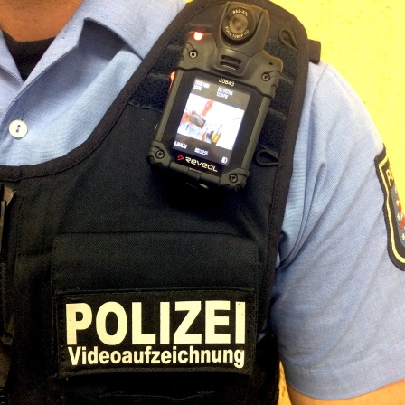 Nahaufnahme einer kleinen Kamera an der Uniform eines Polizisten
