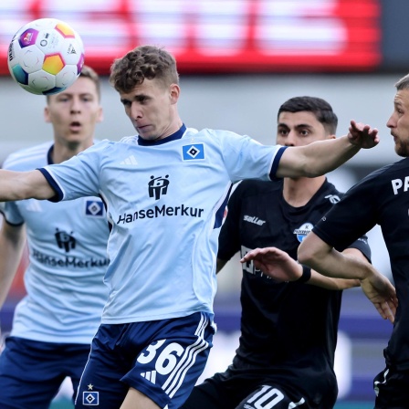 Anssi Suhonen vom Hamburger SV kämpft gegen Paderborns Koen Kostons um den Ball