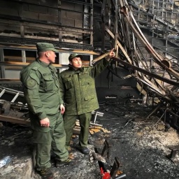 Russische Ermittler untersuchen nach dem verheerenden Terroranschlag die Brandruine der Crocus City Hall bei Moskau.