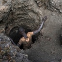 Ein Arbeiter beim Einstieg in ein kleines Lock einer Kupfer- und Kobaltmine in Kawama, Demokratische Republik Kongo.