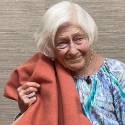 Holocaust-Überlebende Irene Butter mit ihrer Decke 