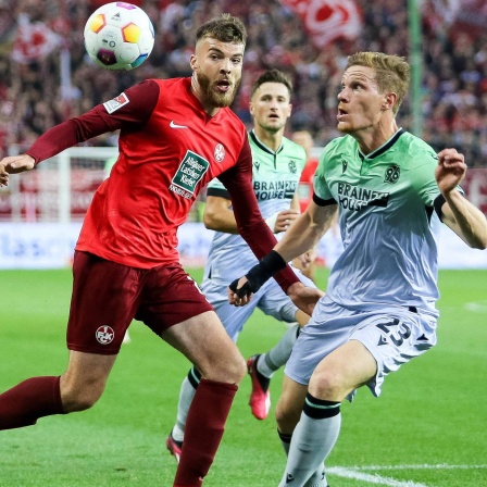 Julian Niehues 1.FC Kaiserslautern im Zweikampf mit Marcel Halstenberg Hannover 96 