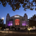 Wir sehen das Metropol-Theater in violettem Licht erleuchtet. 