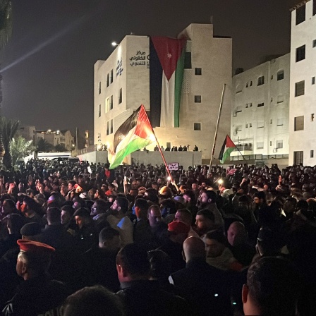 Protestierende in der Nähe der Israelischen Botschaft in Jordaniens Hauptstadt Amman.