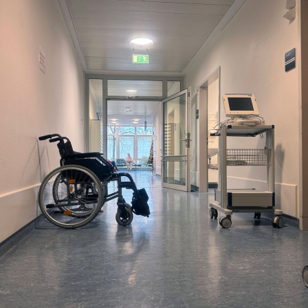 Ein Rollstuhl steht in einem Flur eines Krankenhauses