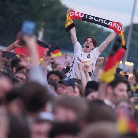 Fußball-Europameisterschaft: Fans bei Public Viewing (Bild: Marcus Brandt/dpa)