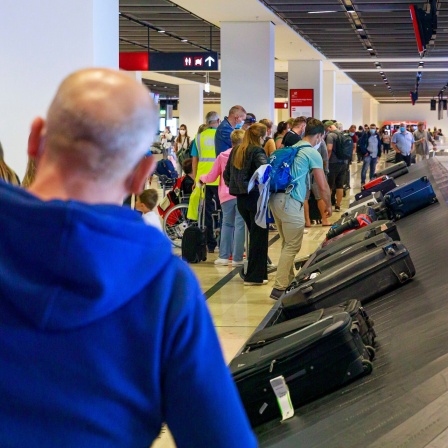 Viele Koffer auf dem Gepächband des Flughafen BER.