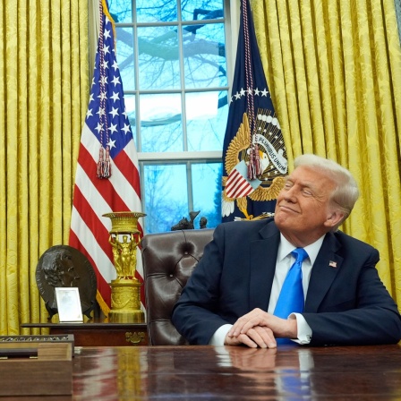 US-Präsident Donald Trump (r.) hört zu, als Elon Musk im Oval Office im Weißen Haus spricht.