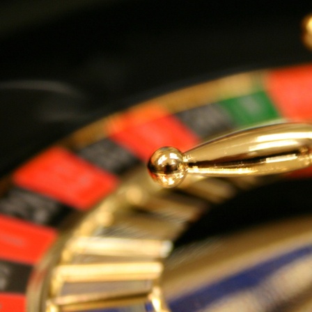 Das Drehrad eines Roulette Spieltisches.