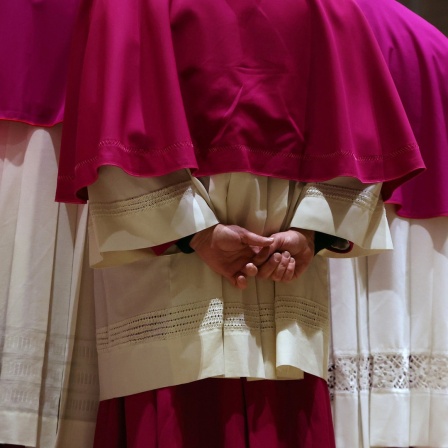 Bischöfe stehen vor dem Eröffnungsgottesdienst im Hohen Dom zusammen