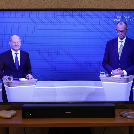 Bundeskanzler Olaf Scholz (SPD) und Kanzlerkandidat Friedrich Merz (CDU) Bundestagswahlkampf auf einem TV