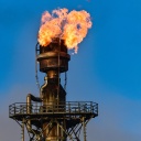 Das Foto zeigt die Verbrennung von überschüssigem Gas in der Rohölverarbeitungsanlage PCK in Schwedt: Eine große Flamme entweicht einem Schlot. 