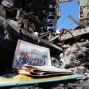 Eine privates Klassenfoto mit vielen lächelnden Menschen liegt in einer vom Krieg zerstörten Häuserruine in Butscha, Ukraine am 7.April 2022.
