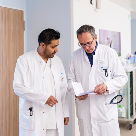 Zwei Ärzte im Krankenhaus besprechen sich.