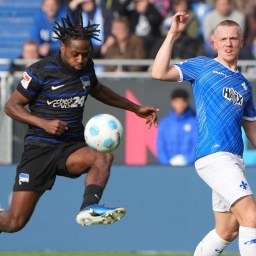 Derry scherhant von Hertha BSC kontrolliert den Ball vor Isaa Lidberg von SV Darmstadt 98