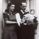 Ein privates Familienbild der Eltern der Shoa Überlebenden Rozette Kats: Henderina Eliasar und Emanuel Louis Kats halten sie als Baby auf dem Arm.