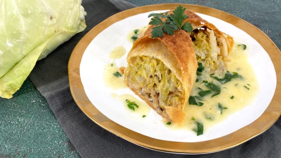 Ard-buffet - Rezept: Krautstrudel Mit Zwiebelsauce