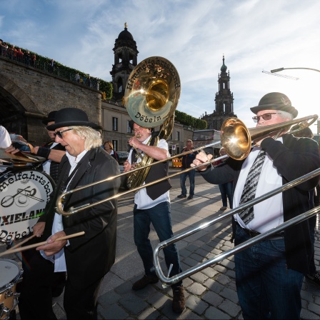 Die Band "Himmelfahrtsband" aus Döbeln spielt vor Beginn der traditionellen Riverboat-Shuffle im Rahmen des Internationalen Dixieland Festivals in Dresden am Terrassenufer. 